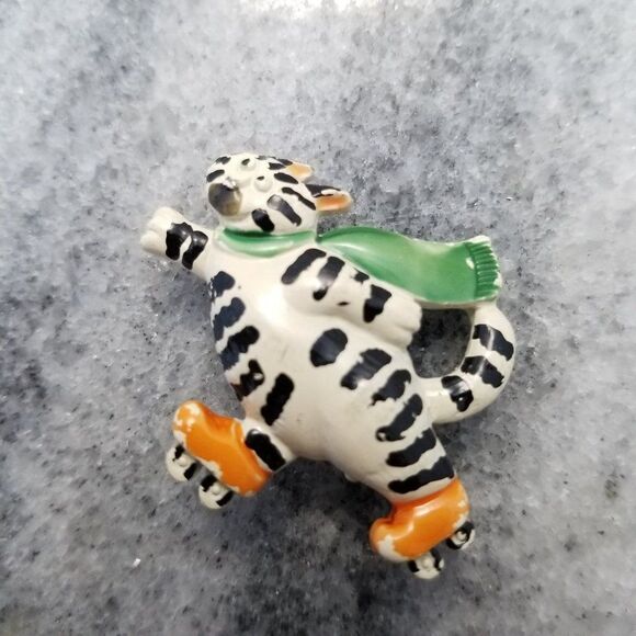 Vintage Rollerskating Cat Brooch, Black and White, Enamel, Scarf, Retro, Unsigne - Picture 1 of 5